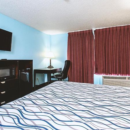 Sky-Palace Inn & Suites Wichita East Екстер'єр фото