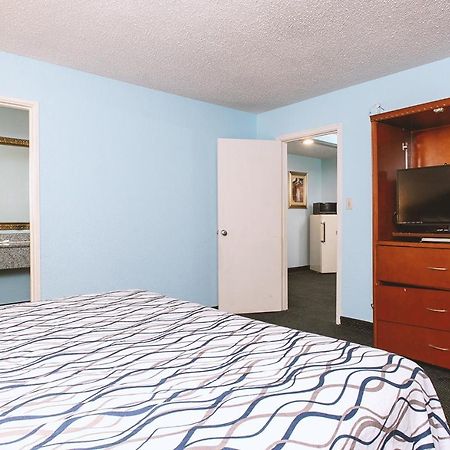 Sky-Palace Inn & Suites Wichita East Екстер'єр фото