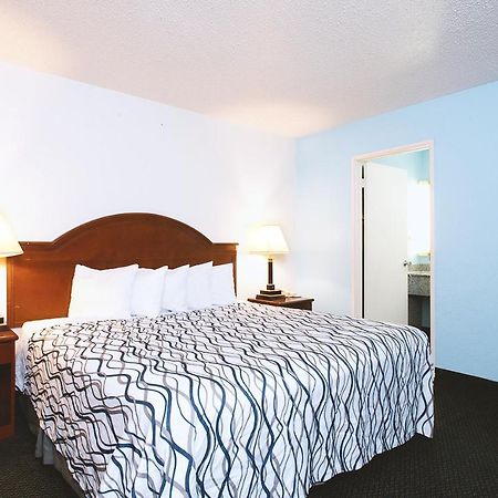 Sky-Palace Inn & Suites Wichita East Екстер'єр фото