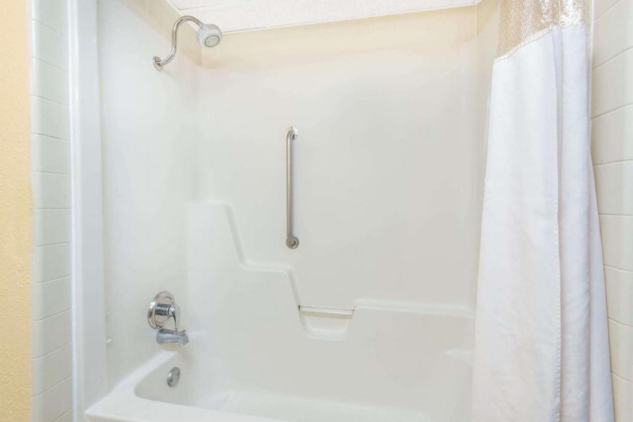 Sky-Palace Inn & Suites Wichita East Екстер'єр фото
