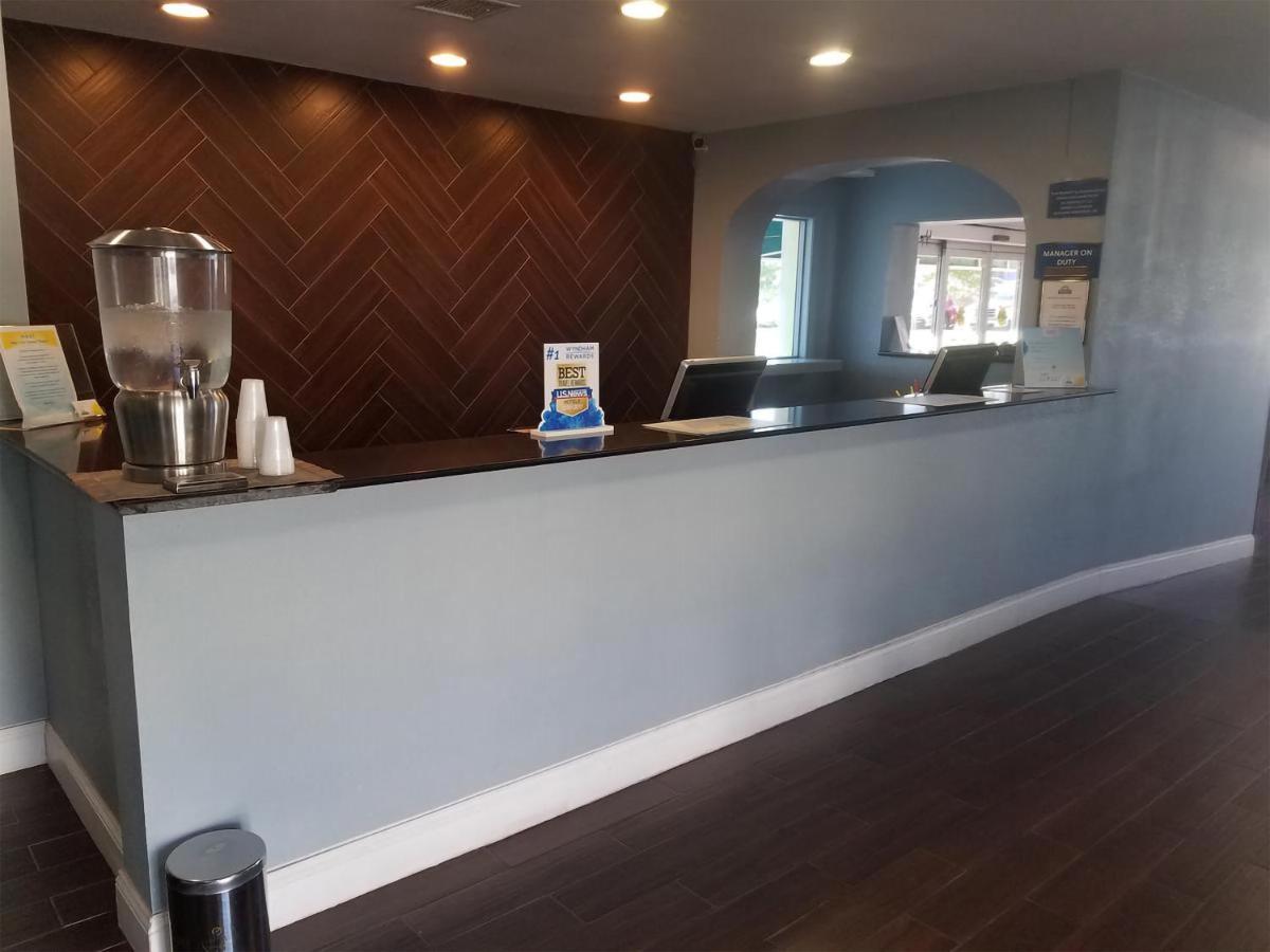 Sky-Palace Inn & Suites Wichita East Екстер'єр фото
