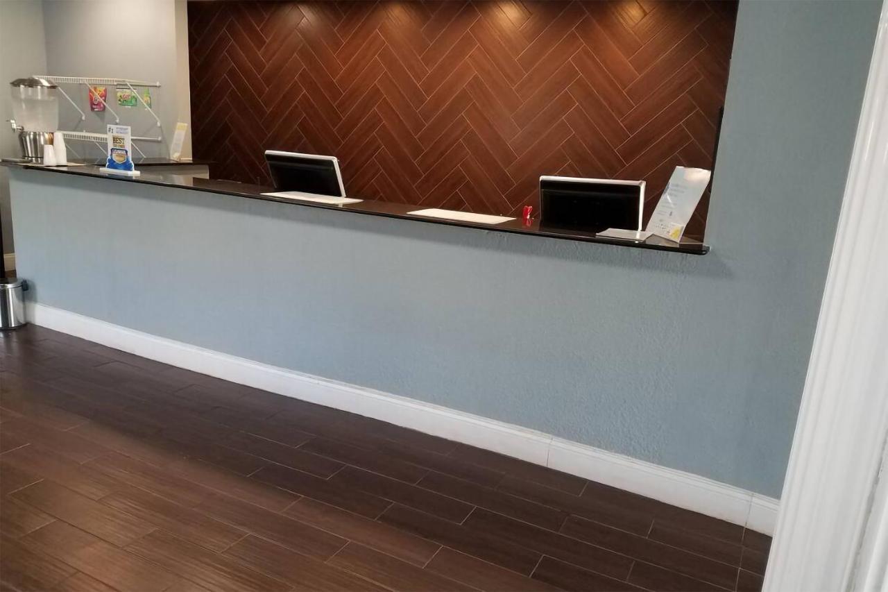 Sky-Palace Inn & Suites Wichita East Екстер'єр фото