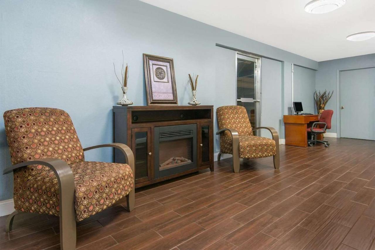Sky-Palace Inn & Suites Wichita East Екстер'єр фото