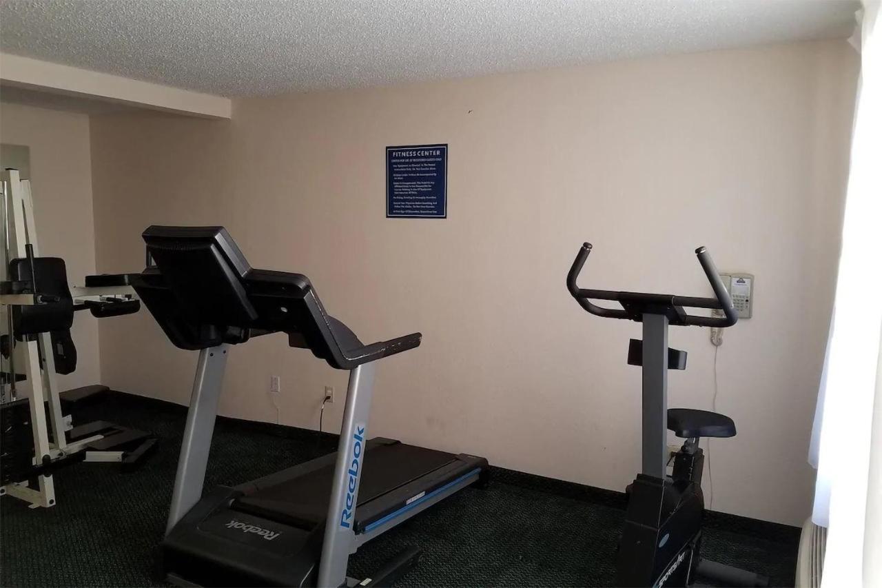 Sky-Palace Inn & Suites Wichita East Екстер'єр фото