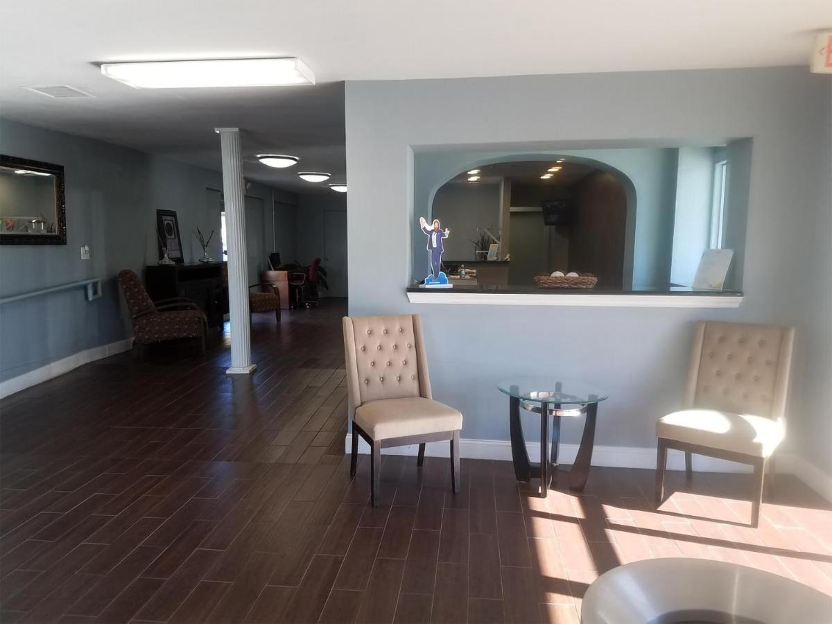 Sky-Palace Inn & Suites Wichita East Екстер'єр фото