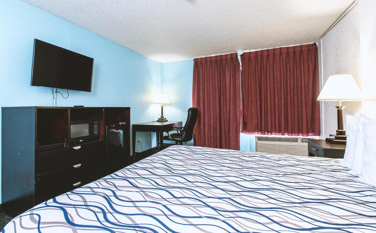Sky-Palace Inn & Suites Wichita East Екстер'єр фото