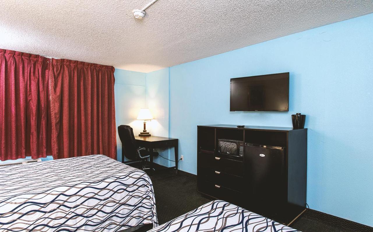 Sky-Palace Inn & Suites Wichita East Екстер'єр фото