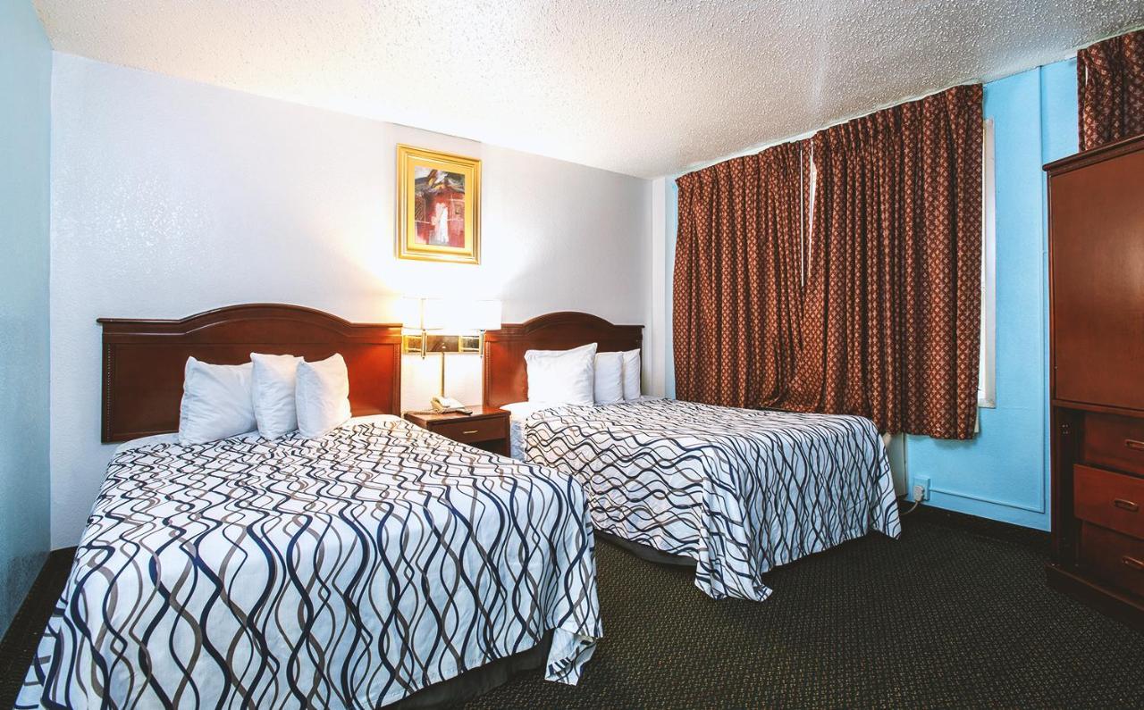 Sky-Palace Inn & Suites Wichita East Екстер'єр фото