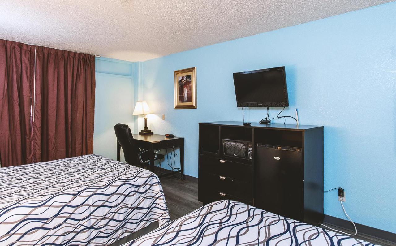 Sky-Palace Inn & Suites Wichita East Екстер'єр фото