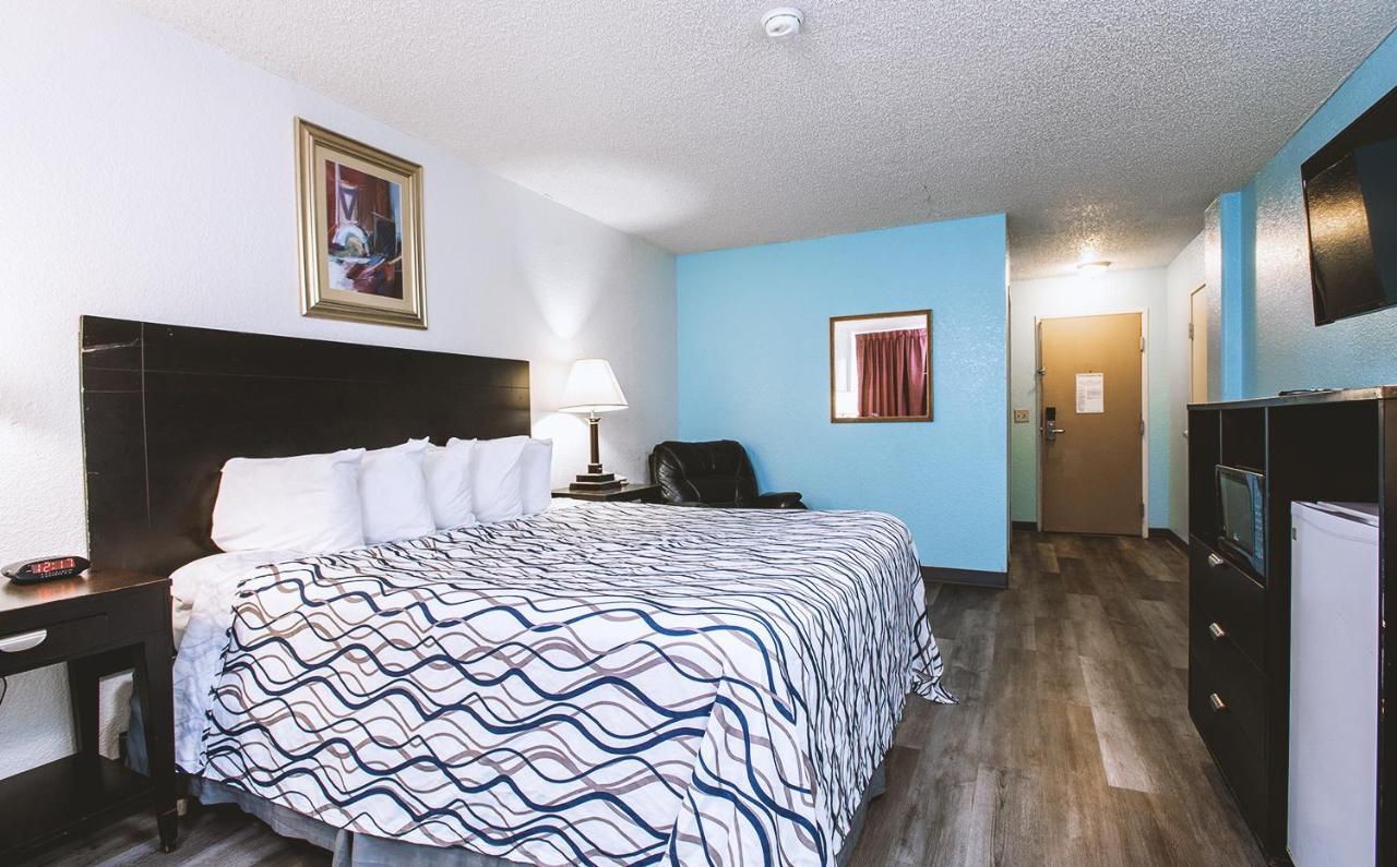 Sky-Palace Inn & Suites Wichita East Екстер'єр фото
