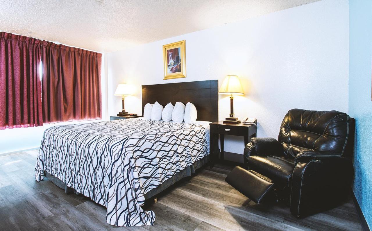 Sky-Palace Inn & Suites Wichita East Екстер'єр фото
