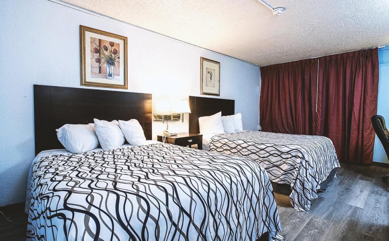 Sky-Palace Inn & Suites Wichita East Екстер'єр фото